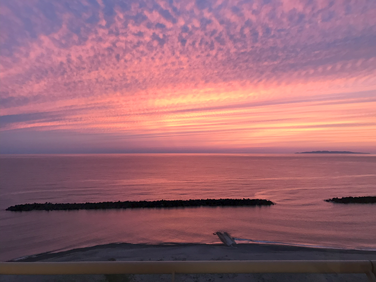 新潟県村上市瀬波温泉「大観荘せなみの湯」部屋から見た夕日