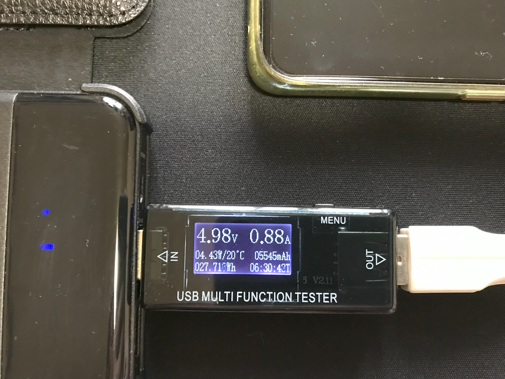 モバイルバッテリーにスマホを接続して電圧と電流などを測定